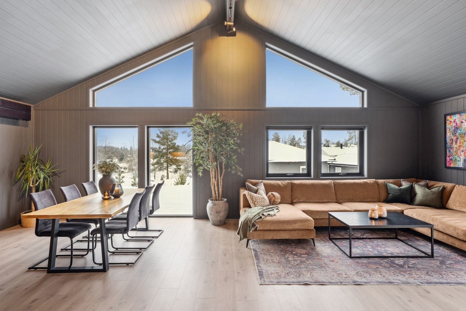 Den åpne himlingen skaper en meget god romfølelse Galleribilde