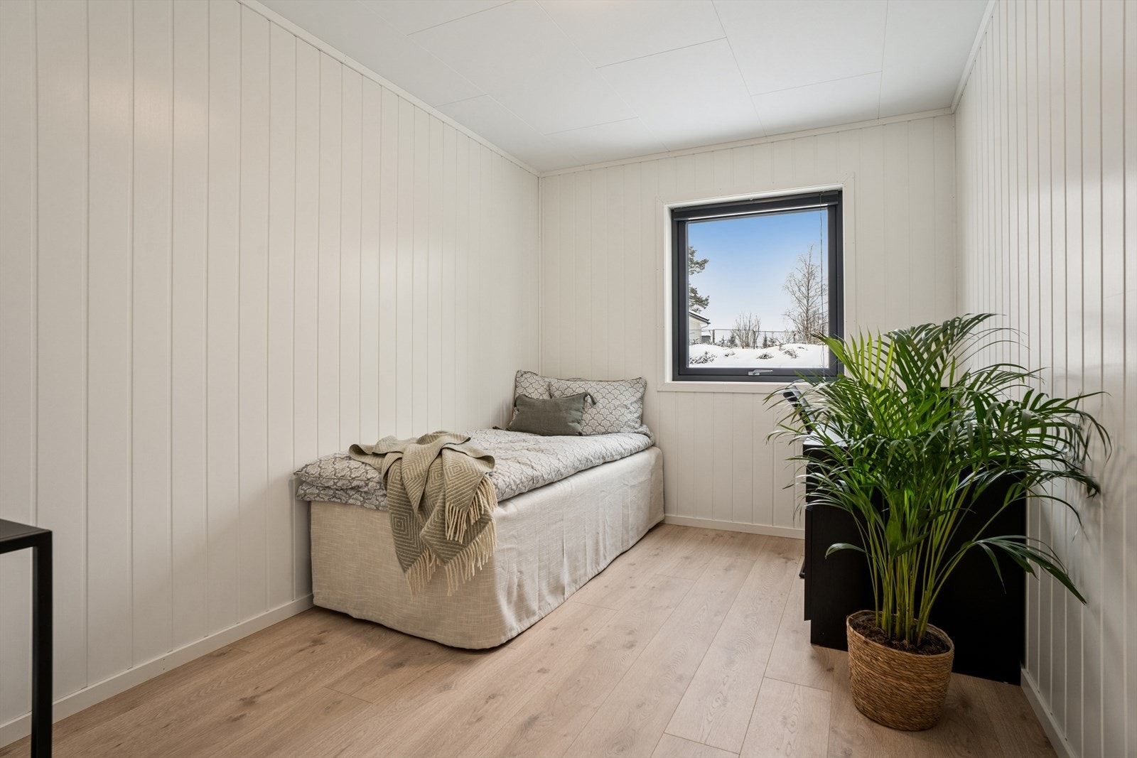 Soverom 3 har plass til seng, hjemmekontor og garderobeskap Galleribilde