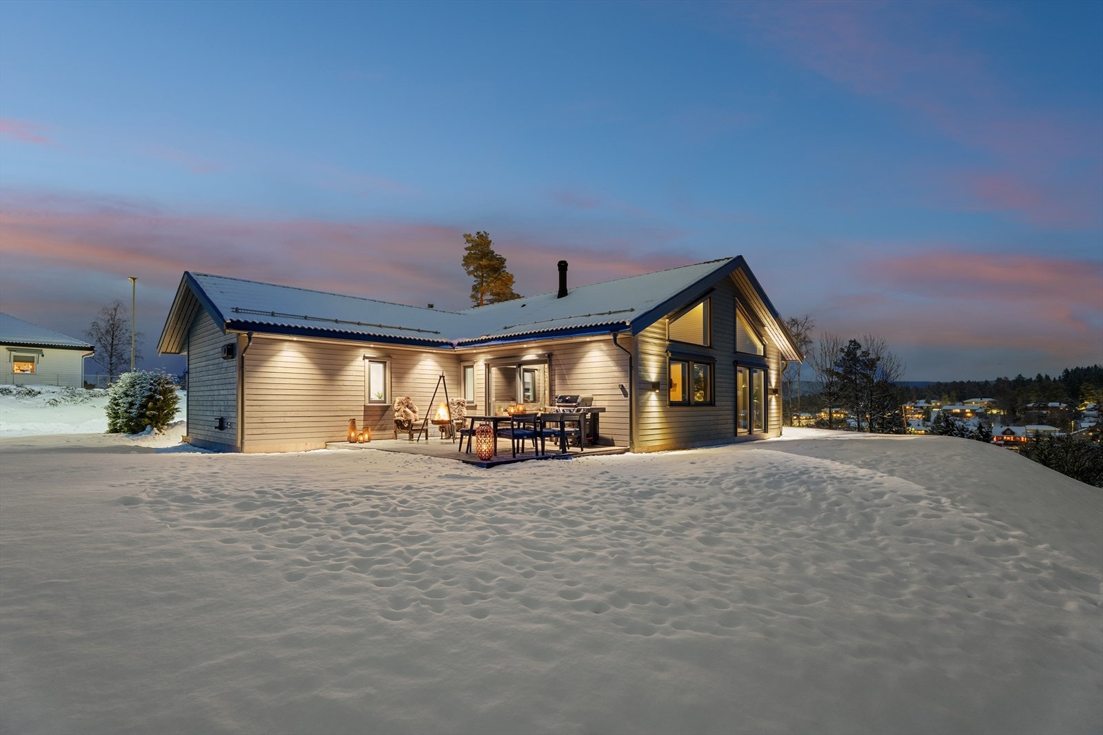 Eiendommen ligger plassert ypperlig til, helt innerst i rolig blindvei med gangavstand til barneskole, barnehage, offentlig kommunikasjon og daglige servicetilbud Galleribilde