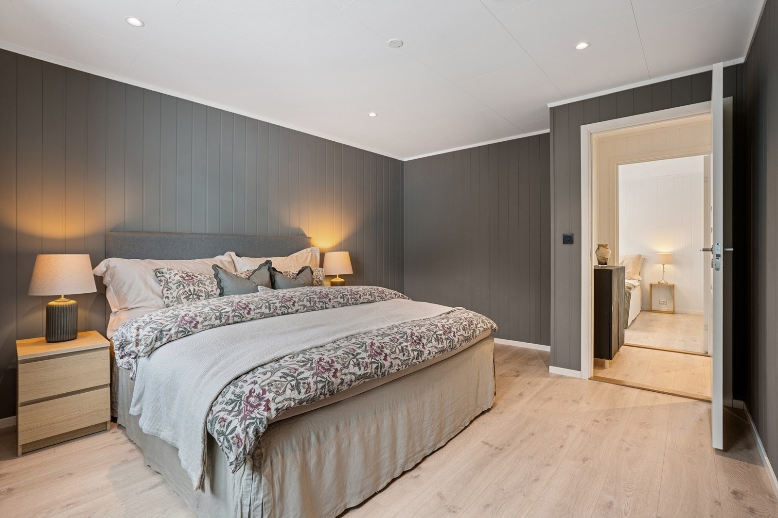 Det er god plass til garderobeskap og andre oppbevaringsmøbler Galleribilde