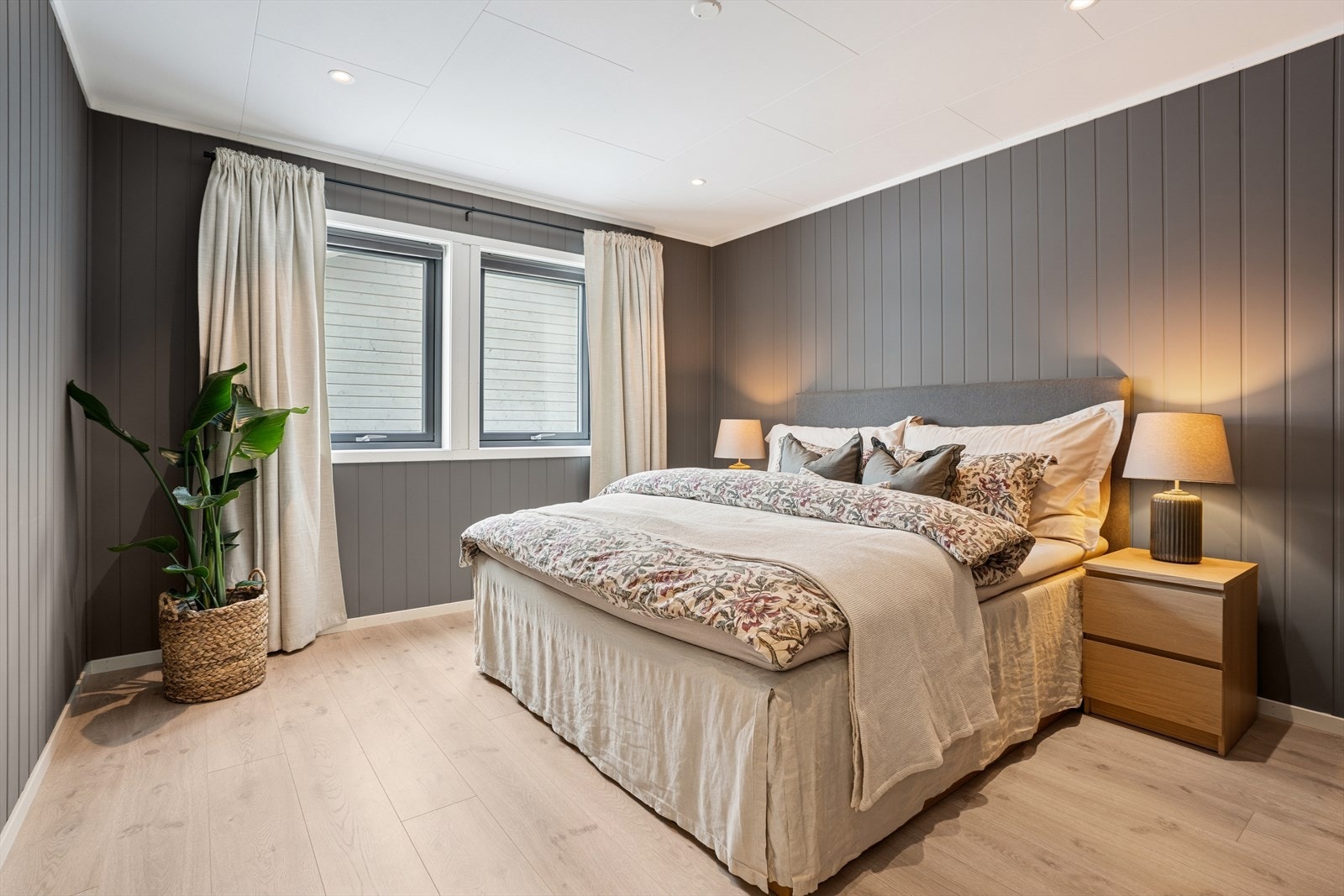 Hovedsoverom er av god størrelse med plass til dobbeltseng og nattbord Galleribilde