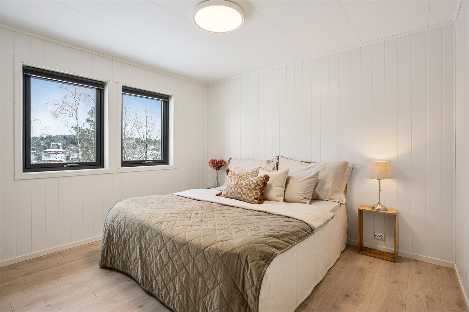 Soverom 2 er også av god størrelse med plass til dobbeltseng og nattbord Galleribilde