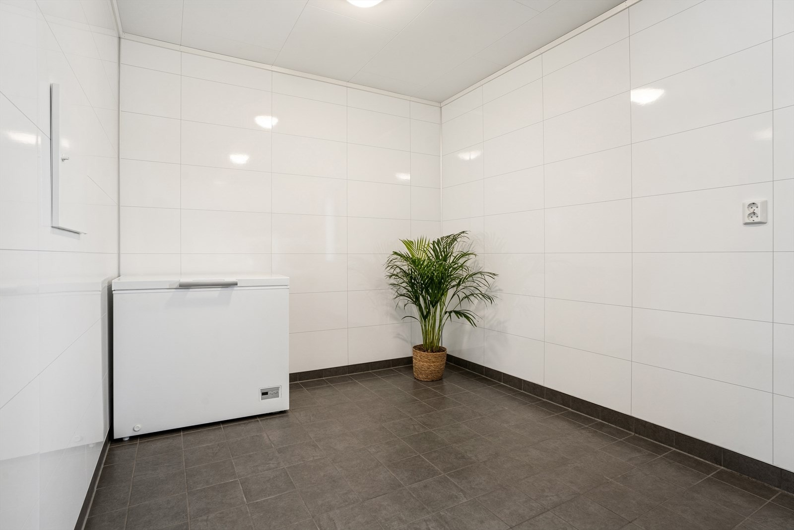 Det er også øvrig god oppbevaringsplass i rommet, og det er varmekabler i gulvet Galleribilde