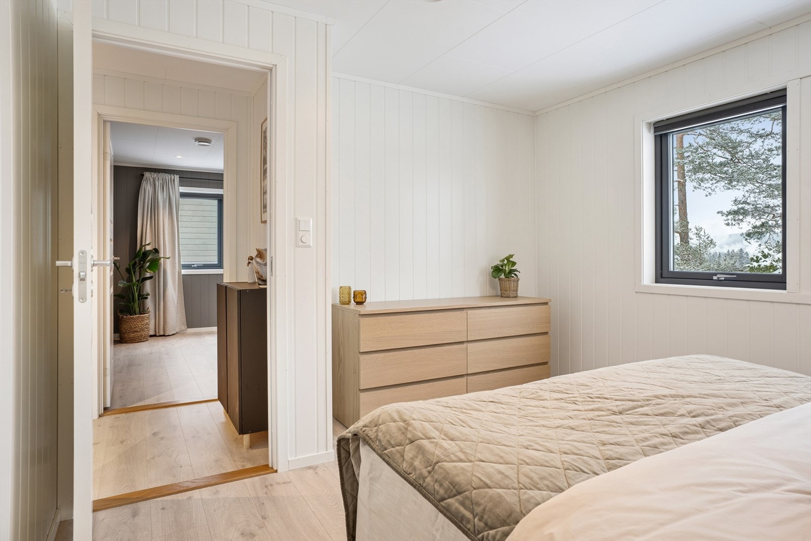 God plass til et stort garderobeskap eller skyvedørsgarderobe Galleribilde