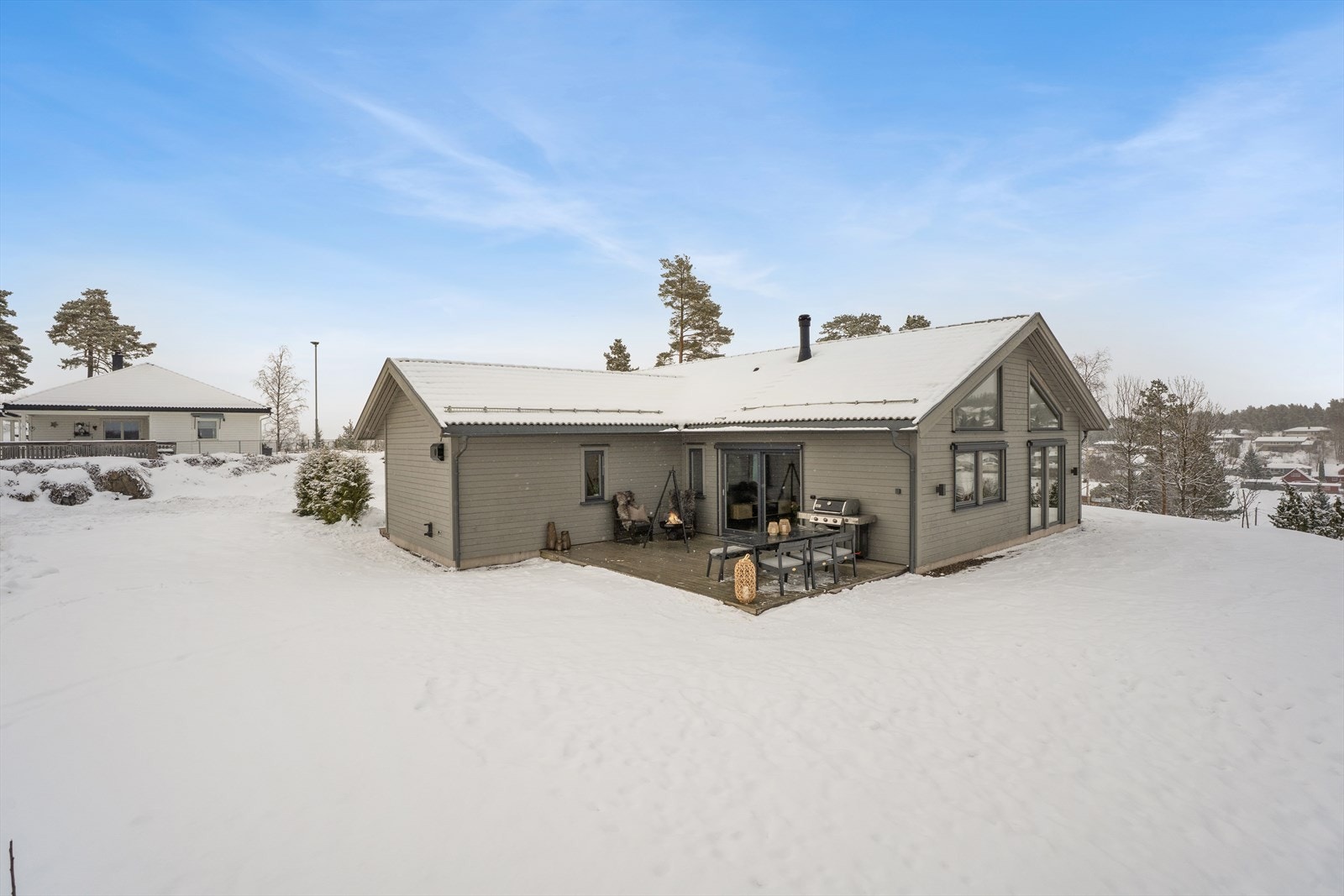 Meget fin terrasse på ca. 26 kvm som er vendt mot sydvest. Det er god plass til utemøblement og grill, samt plass til forlengelse av plattingen. I hagen kan barna leke trygt og fritt! Galleribilde