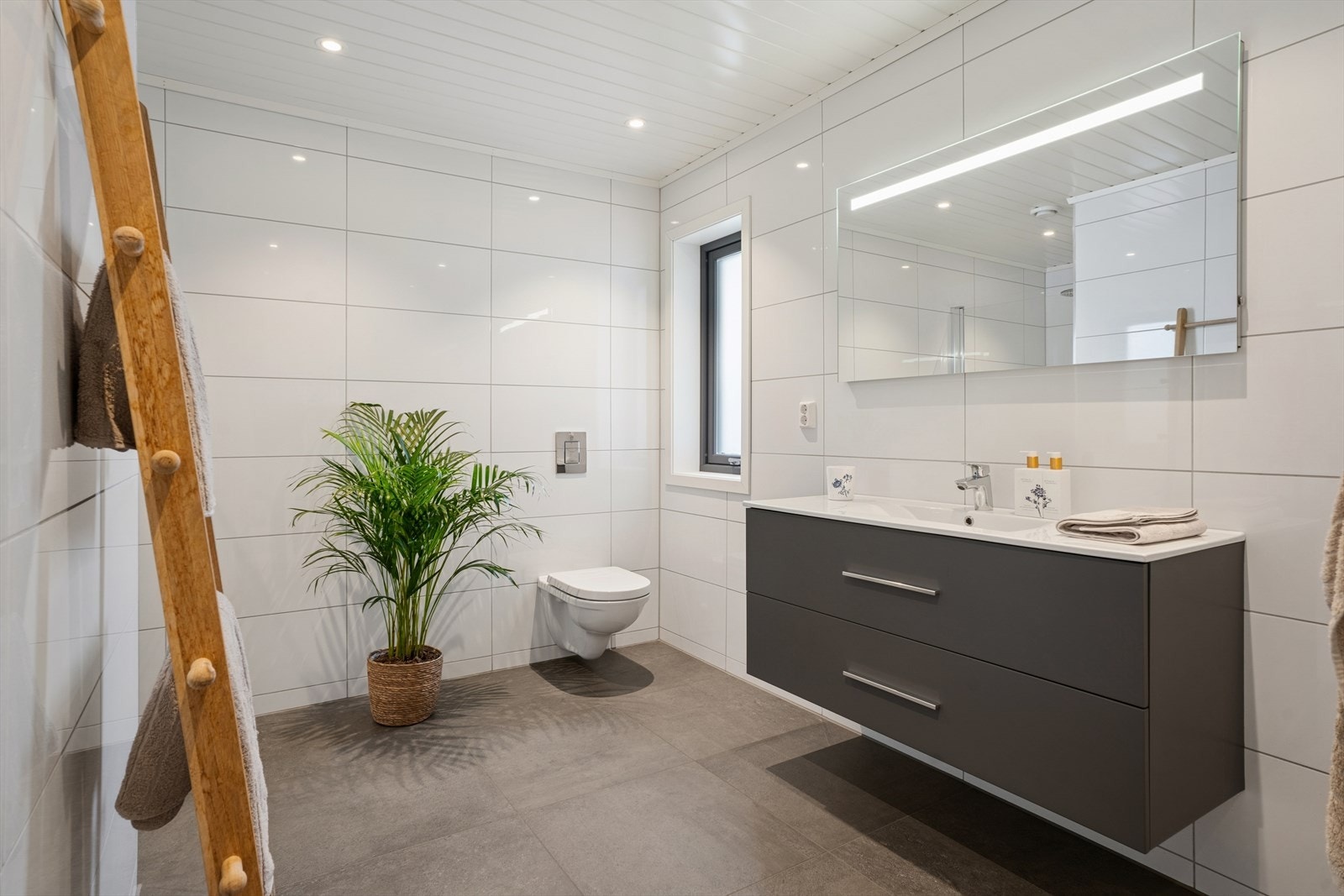 Meget pent og romslig bad med flislagte overflater Galleribilde