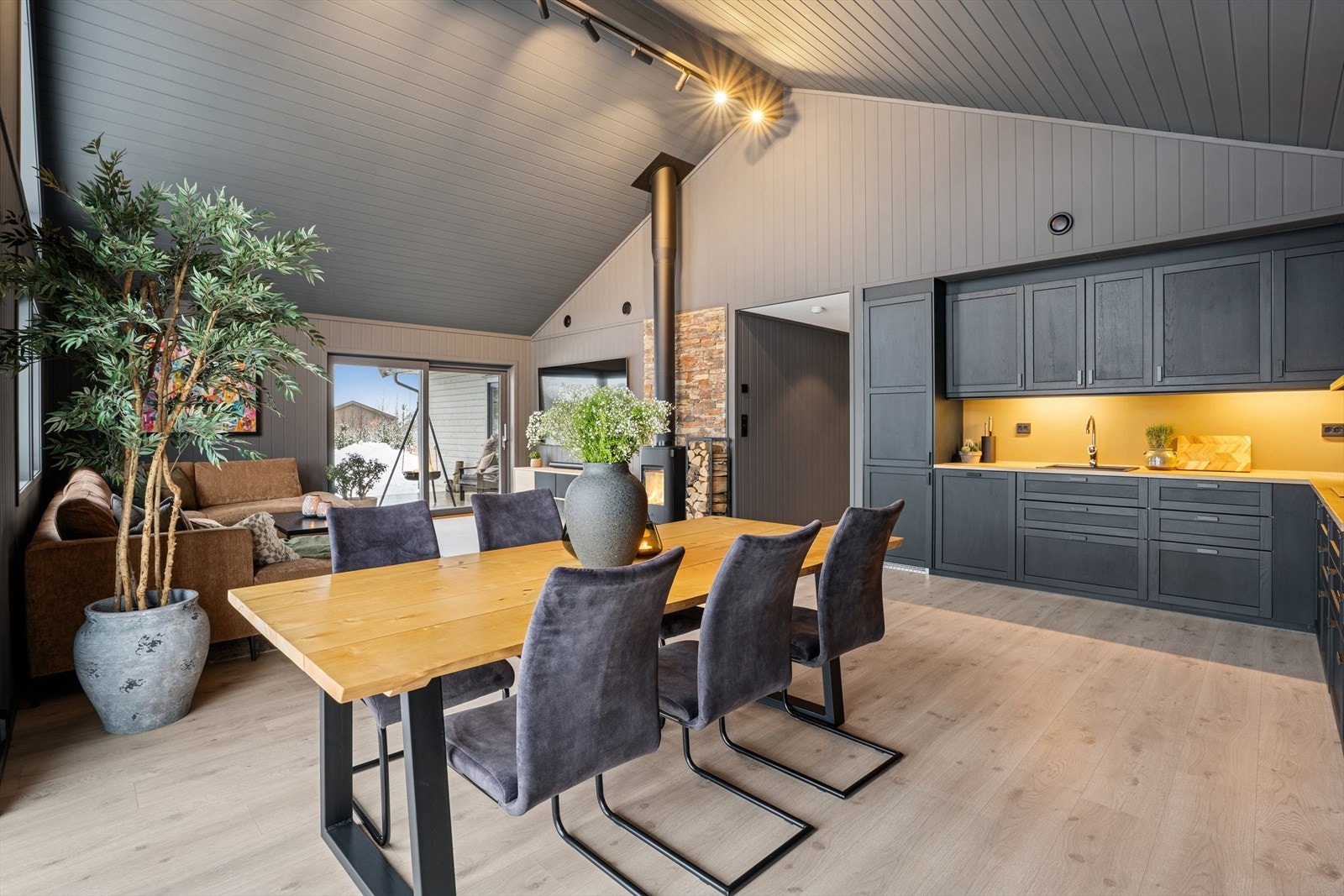 Fra stua er det utgang til sydvestvendt uteplass og hageområde Galleribilde