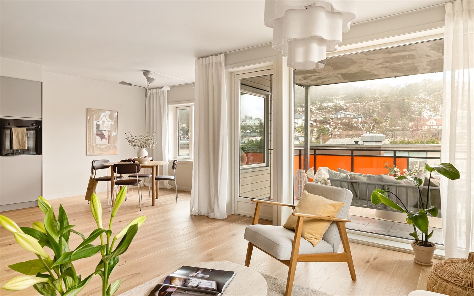 Store vindusflater fyller leiligheten med lys og god stemning. Galleribilde