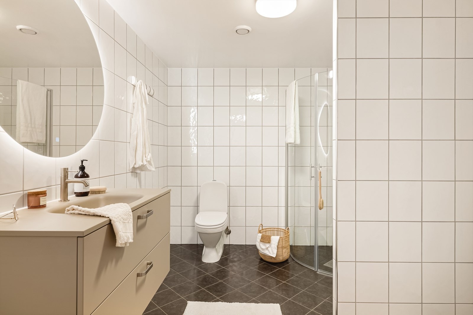 Klassisk bad med varme i gulv og opplegg for vaskemaskin. Galleribilde