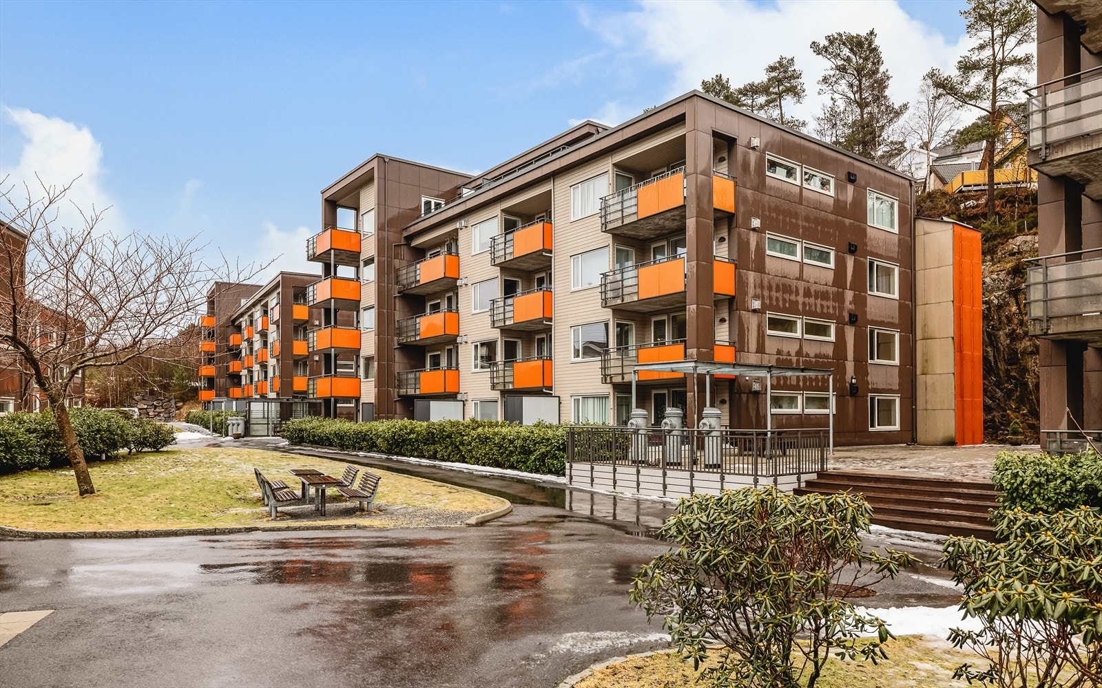 Meget attraktivt sameie med pent opparbeidete fellesarealer. Bygget har heis, og det medfølger plass i felles garasjeanlegg. Galleribilde