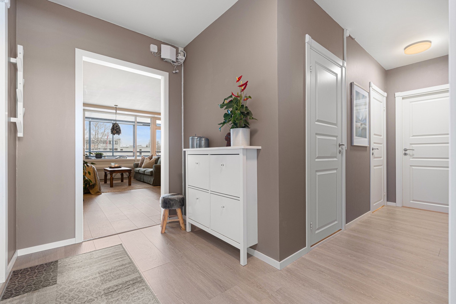 Lun og innbydende entré med fin flyt videre til stue og soveromsgang. Galleribilde