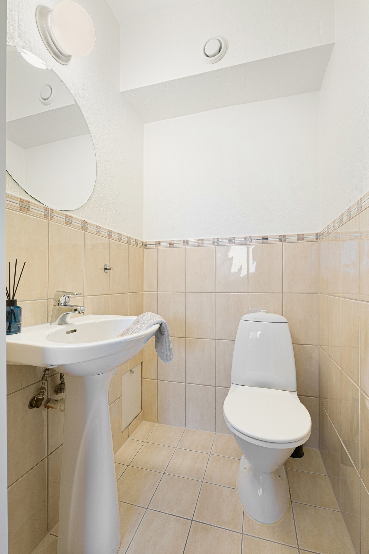 Eget toalettrom som gir en ryddig rominndeling. Galleribilde