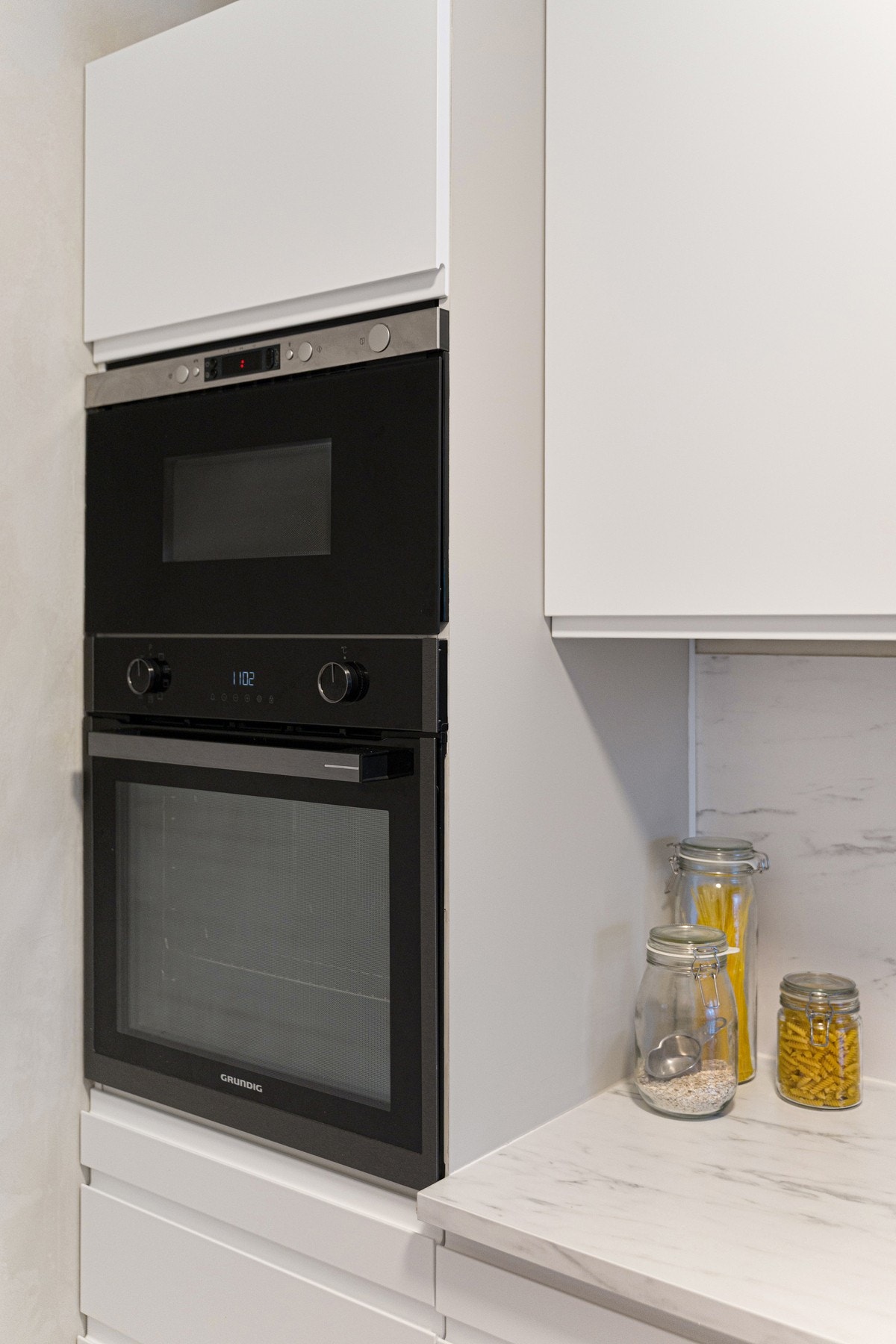 Kjøkkenet er utstyrt med integrert platetopp, stekeovn, mikro, kjøl/frys og opplegg for oppvaskmaskin. Galleribilde