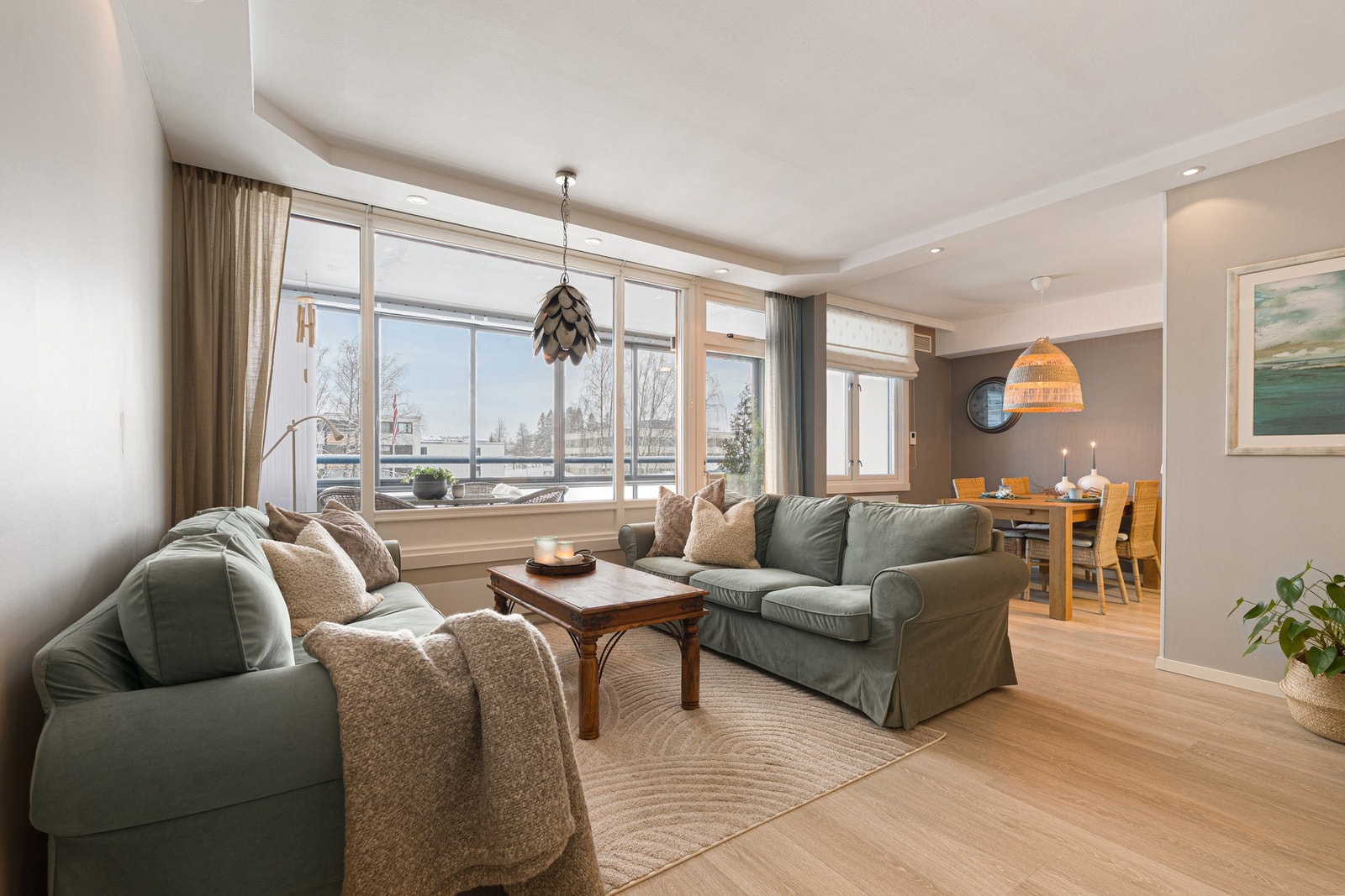 Innbydende stue på 28 m² med naturlig inndeling av sitte- og spiseområder. Galleribilde