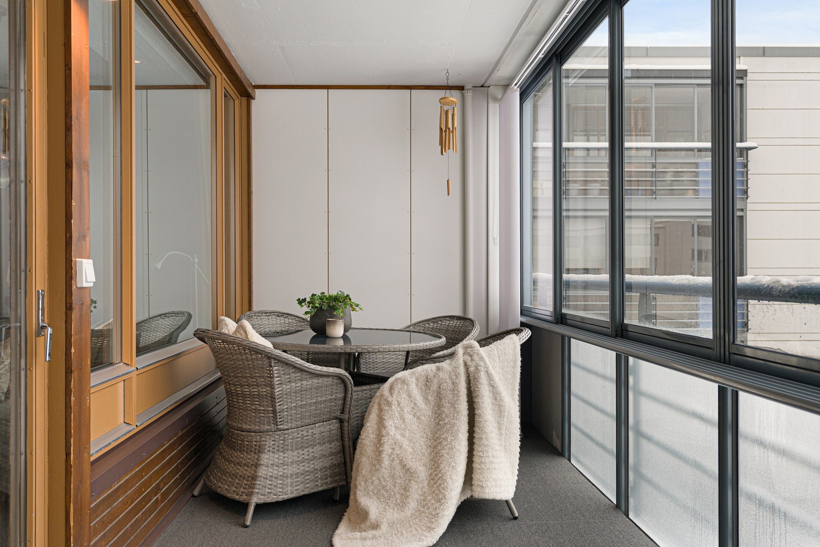 Balkongen er på 11m², som gir plass til ønsket bord og sittegrupper. Galleribilde