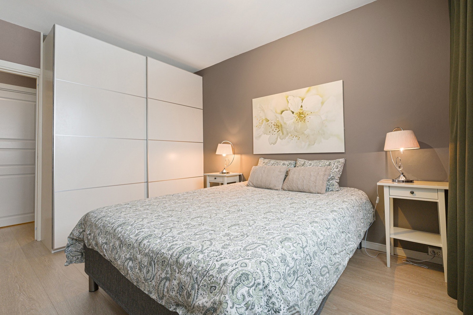 Innbydende soverom med mulighet for dobbeltseng og romslig garderobeløsning. Galleribilde