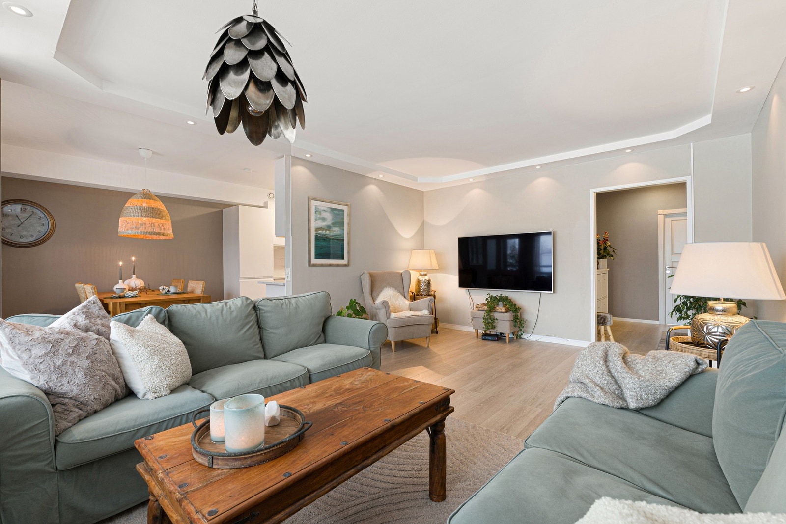 Stilren stue med moderne detaljer som løfter helheten. Galleribilde