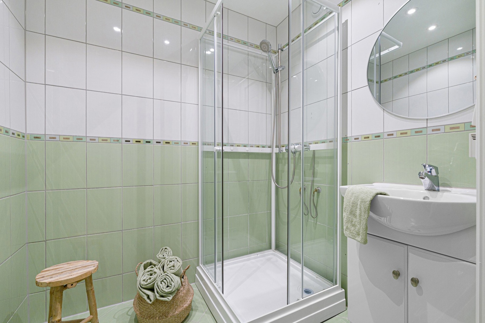 Lyst bad med komfortabel gulvvarme. Galleribilde