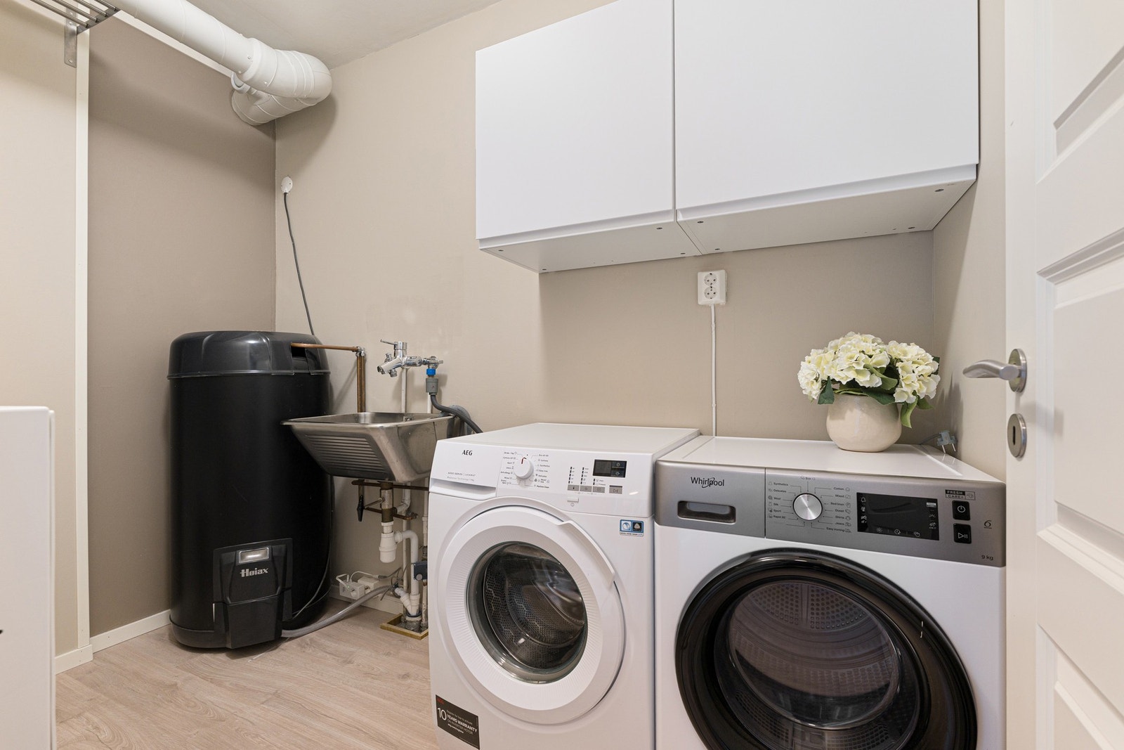 Separat vaskerom med opplegg til vaskemaskin. God plass til oppbevaring. Galleribilde