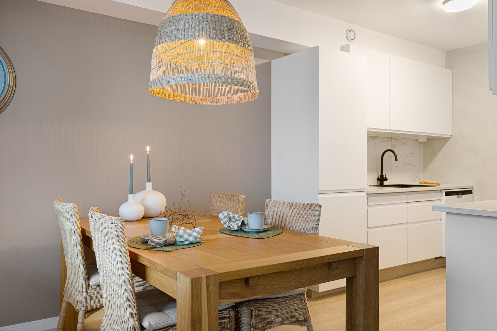 Rikelig med plass til langbord, perfekt for sosiale sammenkomster med venner og familie. Galleribilde