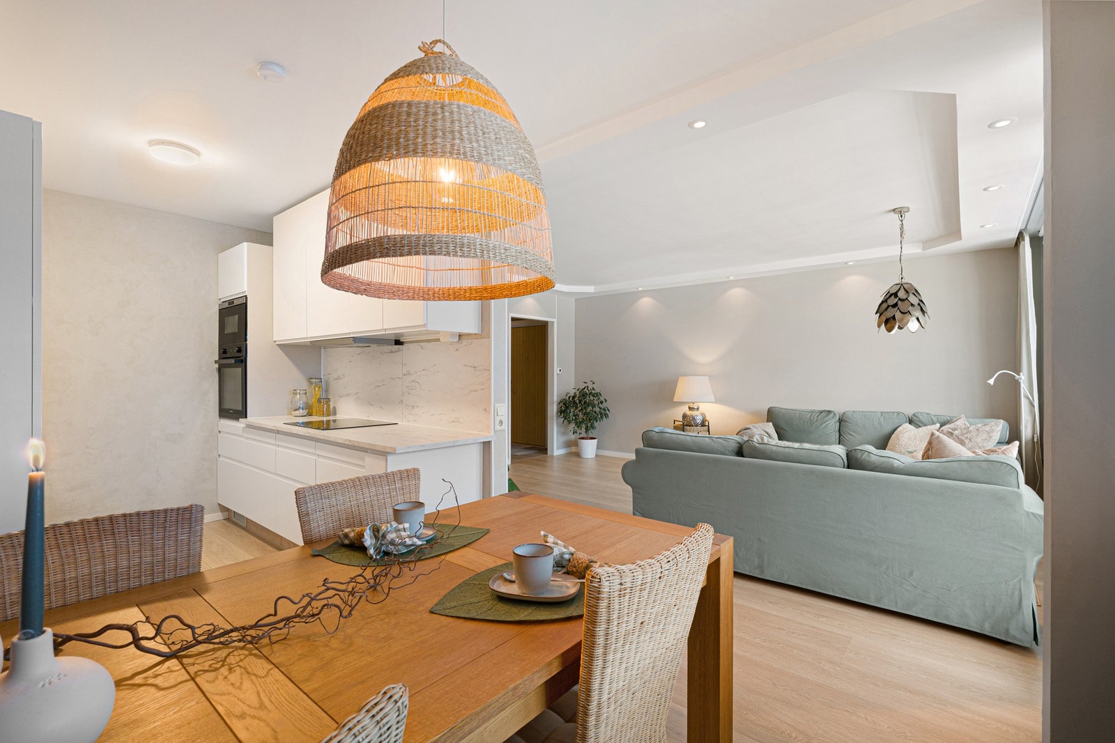 Romslig stue- og kjøkkenløsning på 34,5 m² med gode møbleringsmuligheter. Galleribilde