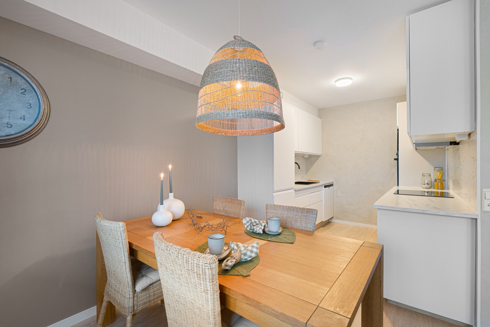 Flott kjøkken med god skap- og benkeplass. Galleribilde