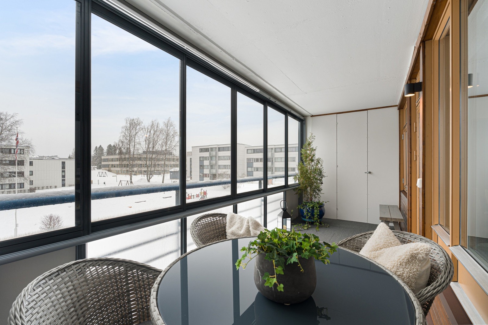 Fra stuen er det direkte utgang til en sørvendt balkong, med gode solforhold. Galleribilde