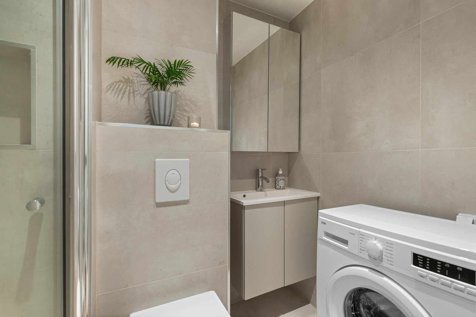 Pent flislagt bad fra 2024 med elektriske varmekabler i gulv. Galleribilde