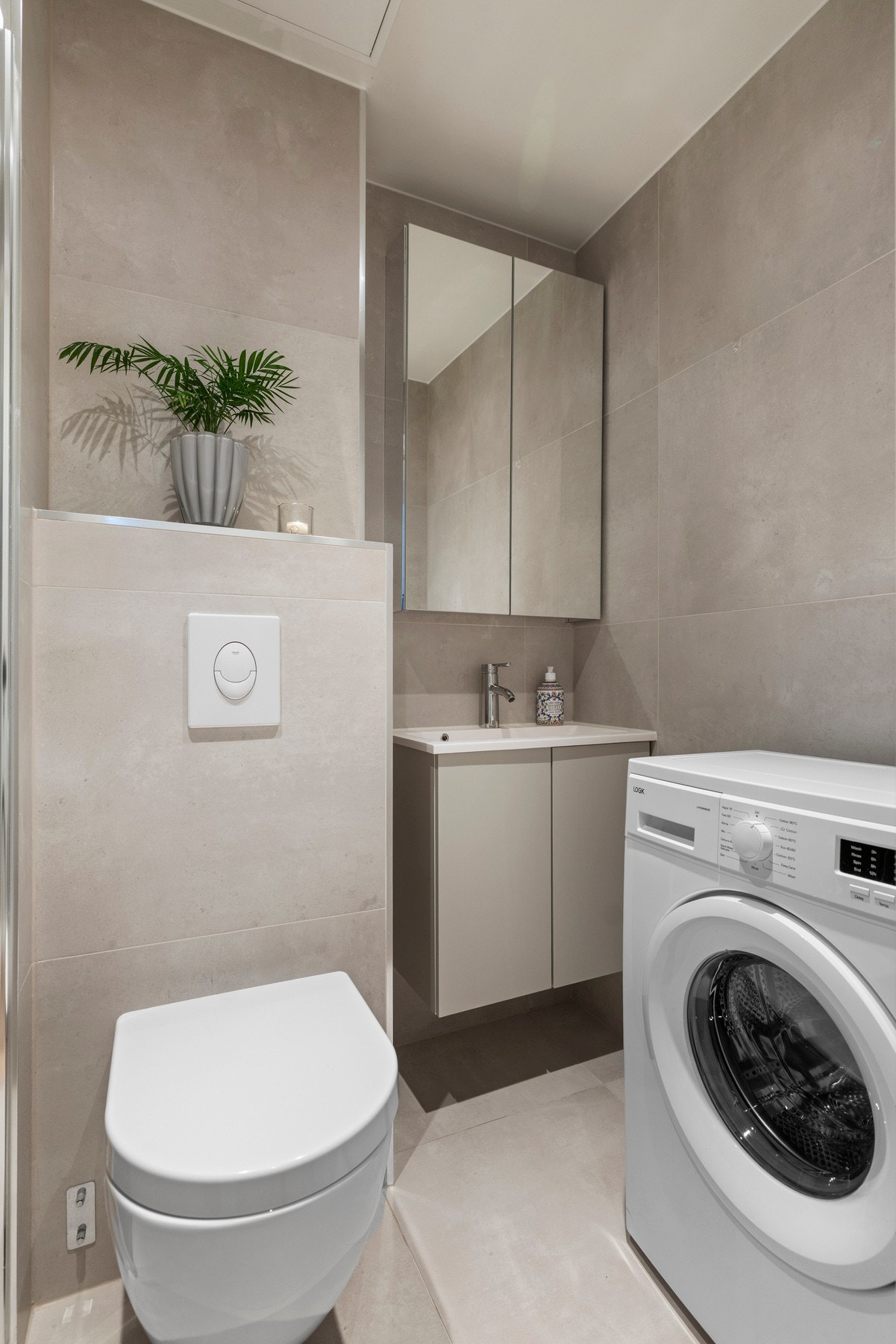 Det er opplegg for vaskemaskin på badet. Galleribilde