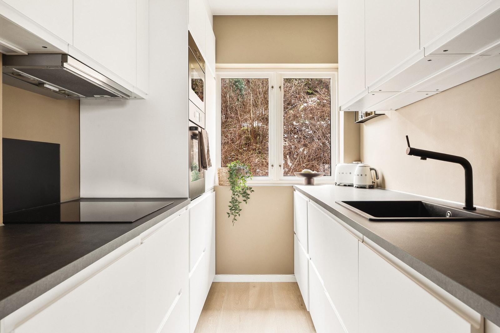 Separat kjøkken fra IKEA på 5,3 kvm med slette fronter og laminat benkeplate. Galleribilde