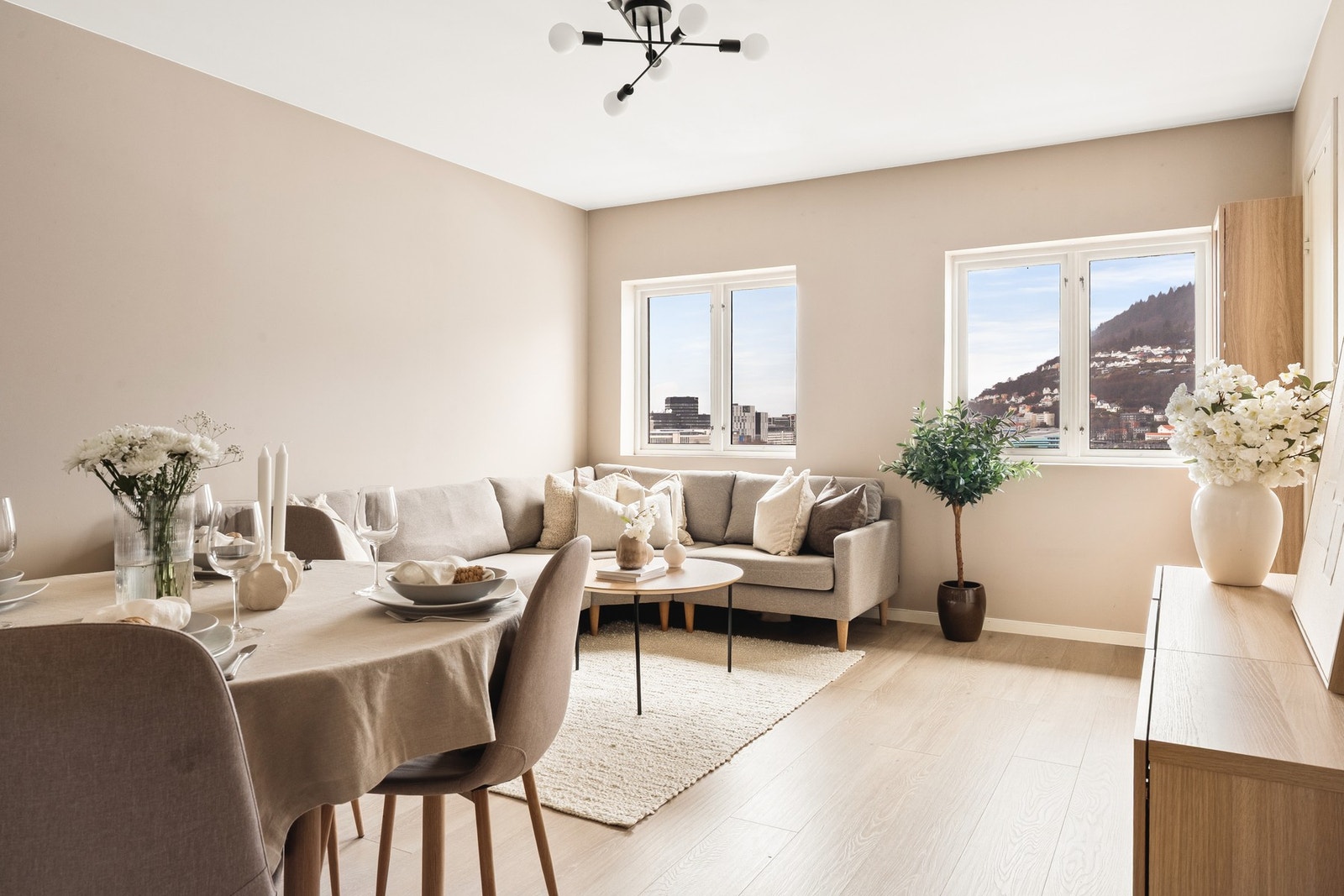 Leiligheten har en romslig stue på 18,7 kvm. Her har du både plass til sofa, mediemøblement og spisegruppe. Galleribilde