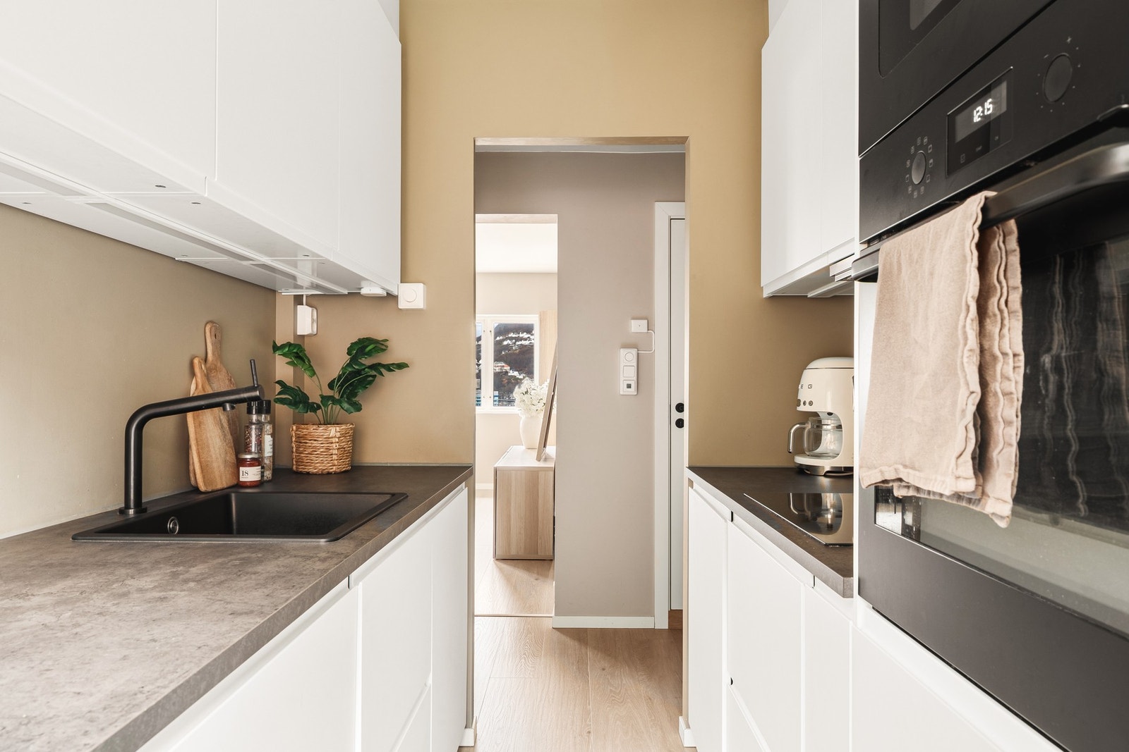 Integrerte hvitevarer består av stekeovn, platetopp, ventilator, micro, kjøleskap med frysedel og oppvaskmaskin. Galleribilde