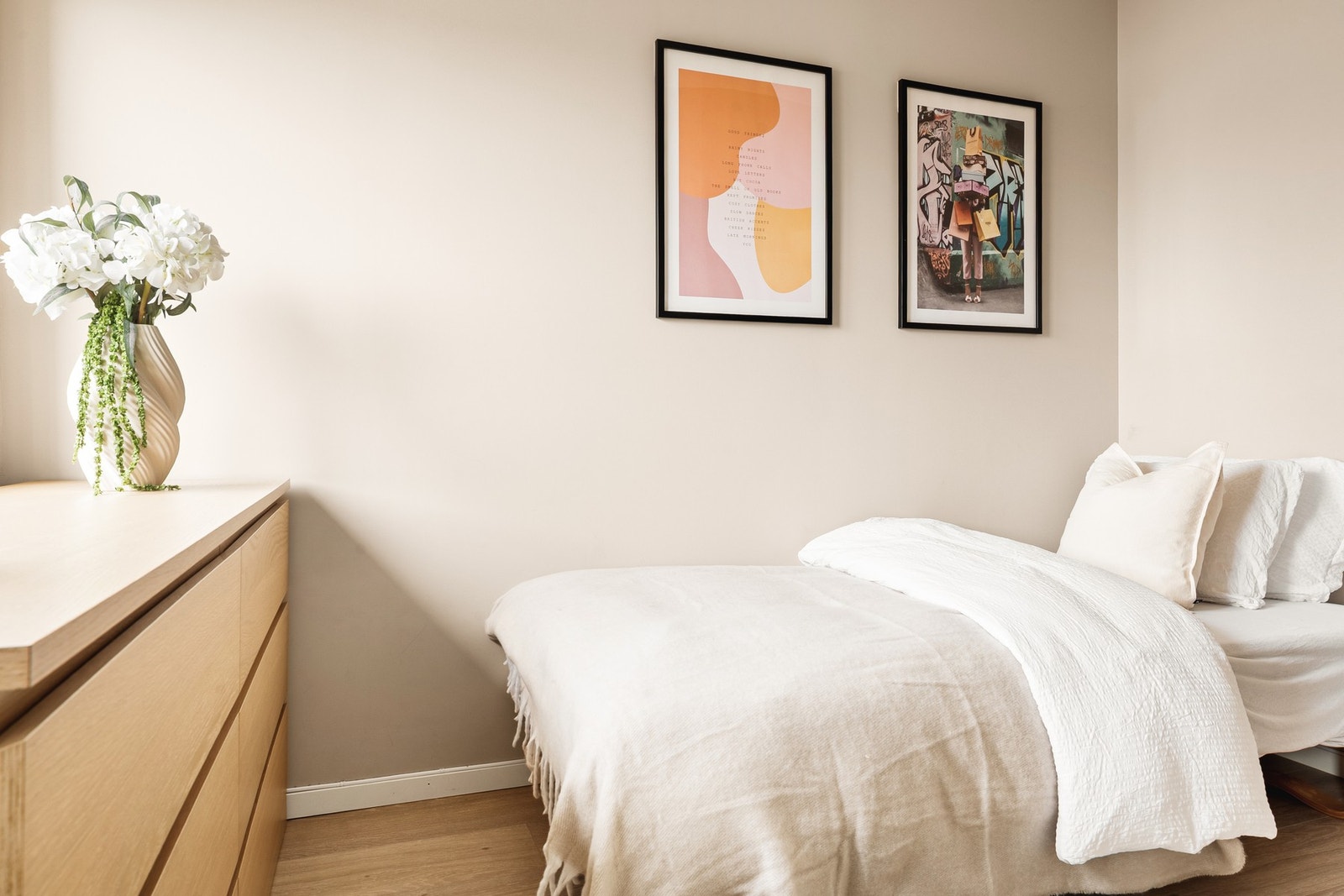 Ved stuen har du et ekstra rom på 5,6 kvm. Rommet er brukt som ekstra soverom, men registrert som bod. Galleribilde