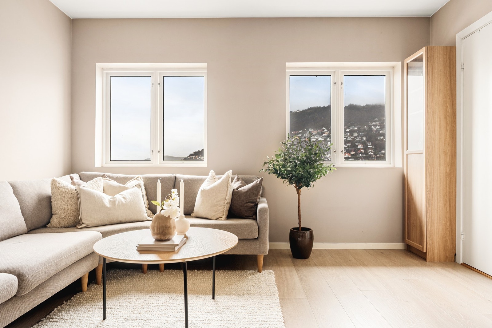 Leiligheten er malt i nøytrale og delikate farger som gjør det enkelt å møblere etter eget ønske. Galleribilde