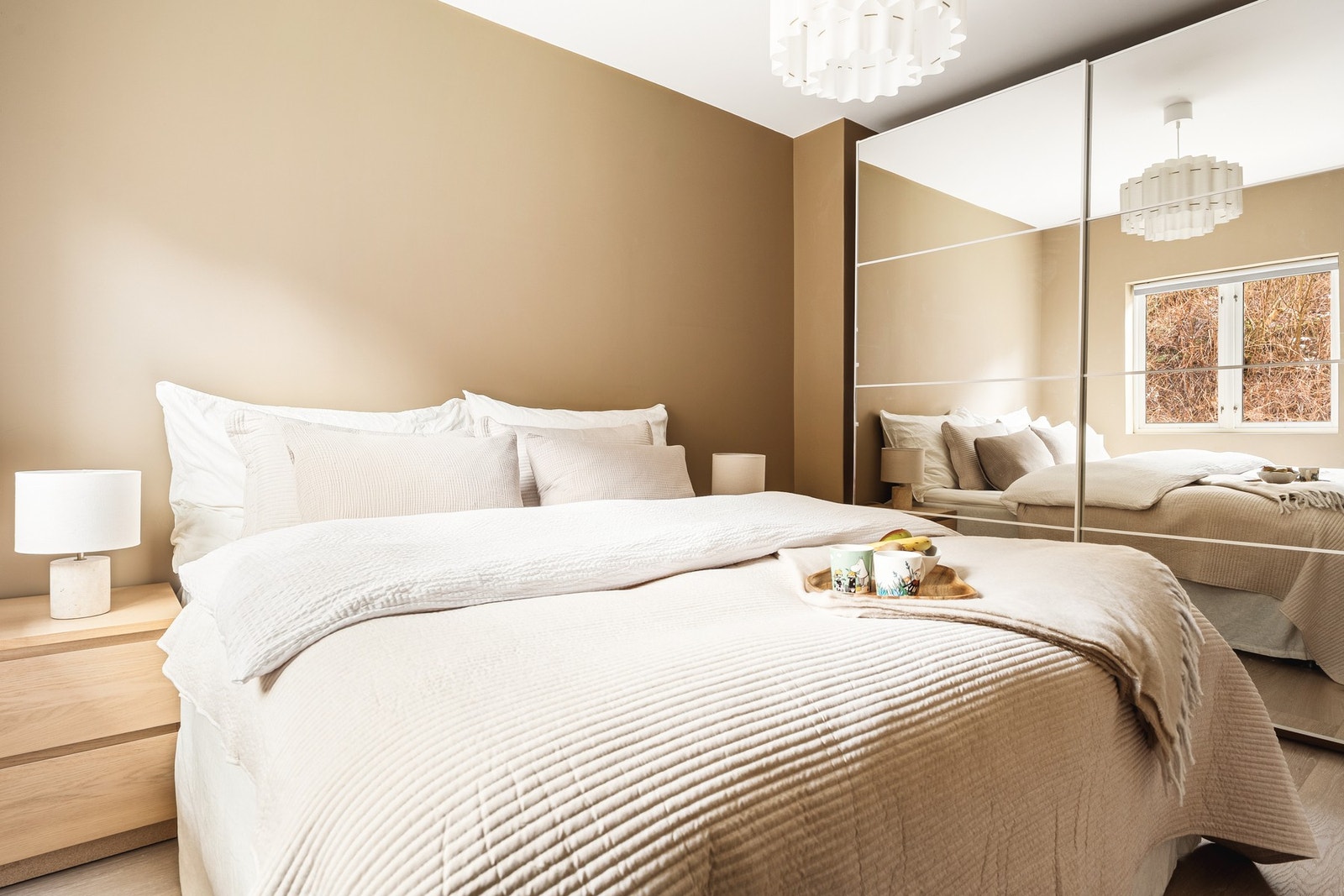 Rommet har en skyvedørsgarderobe med speil. Galleribilde