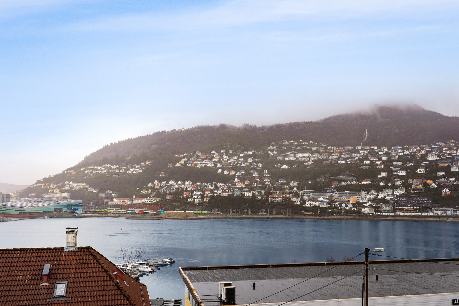 Fra leiligheten har du flott utsikt mot Store Lungårsvann og fjellsiden. Galleribilde