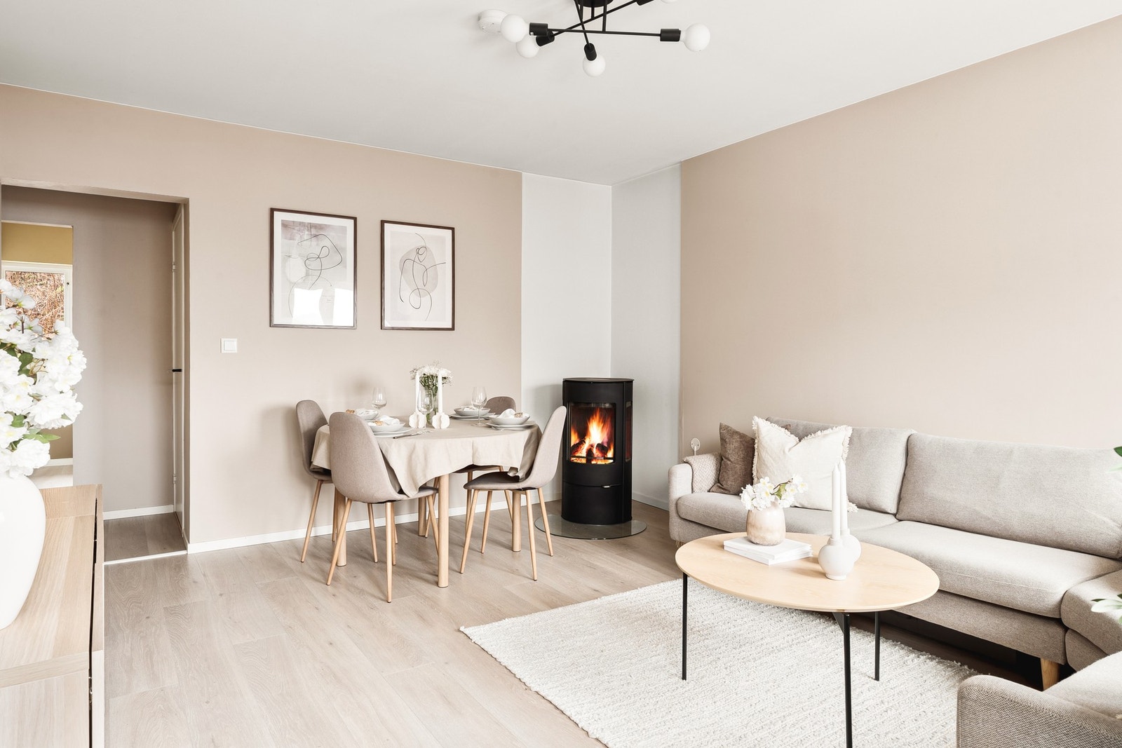 Peisovnen i stuen gir god varme i hele leiligheten. Peisovnen skaper en hyggelig og lun stemning. Galleribilde