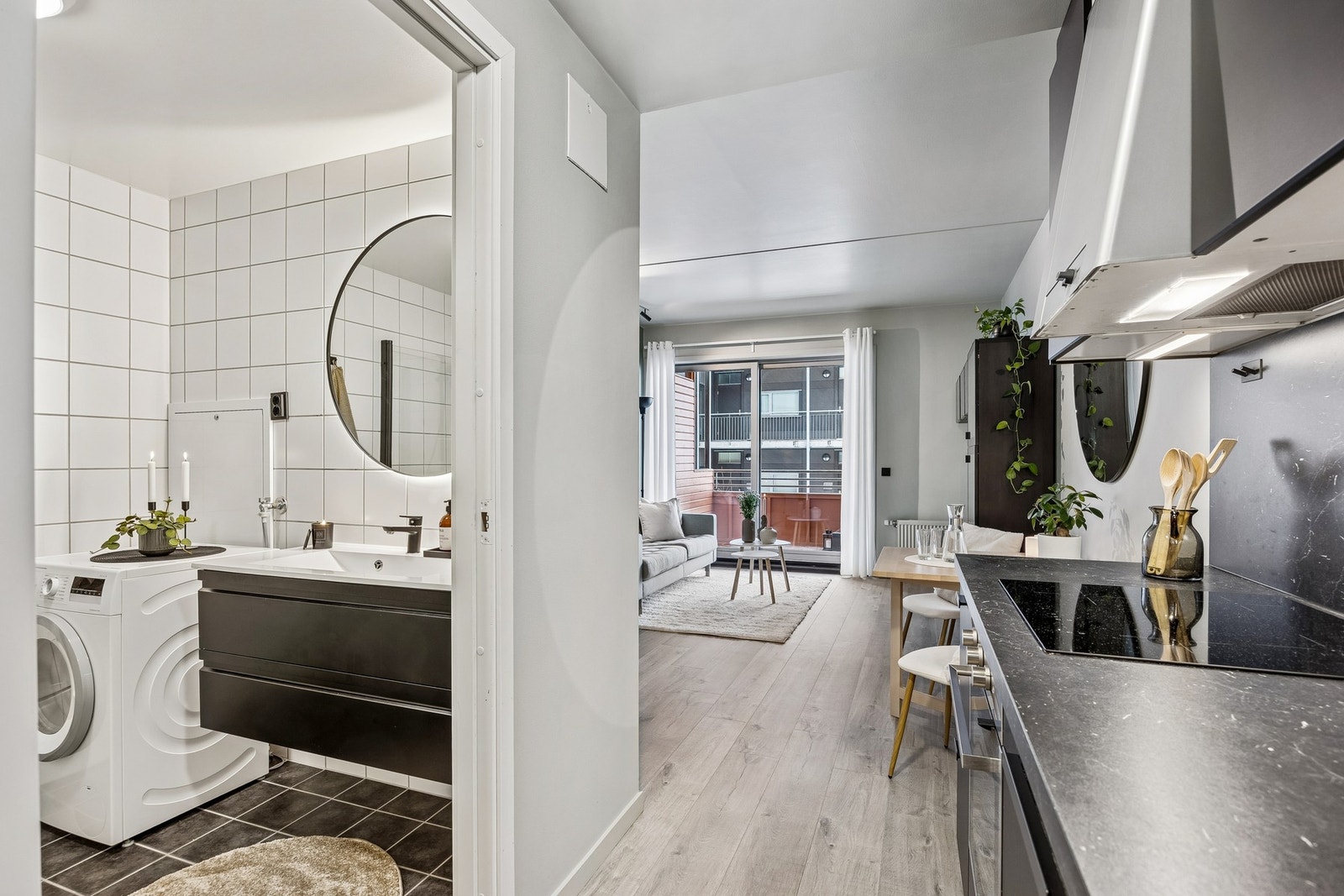 Boligens planløsning oppleves som praktisk, med en naturlig flyt gjennom rommene. Galleribilde