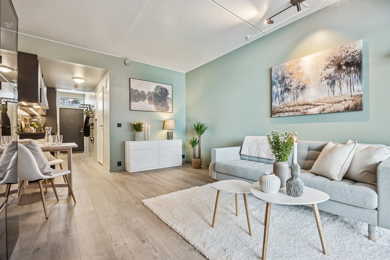 Stuen er malt i lyse farger med gode muligheter for å sette sitt personlig preg på leiligheten gjennom interiør. Galleribilde