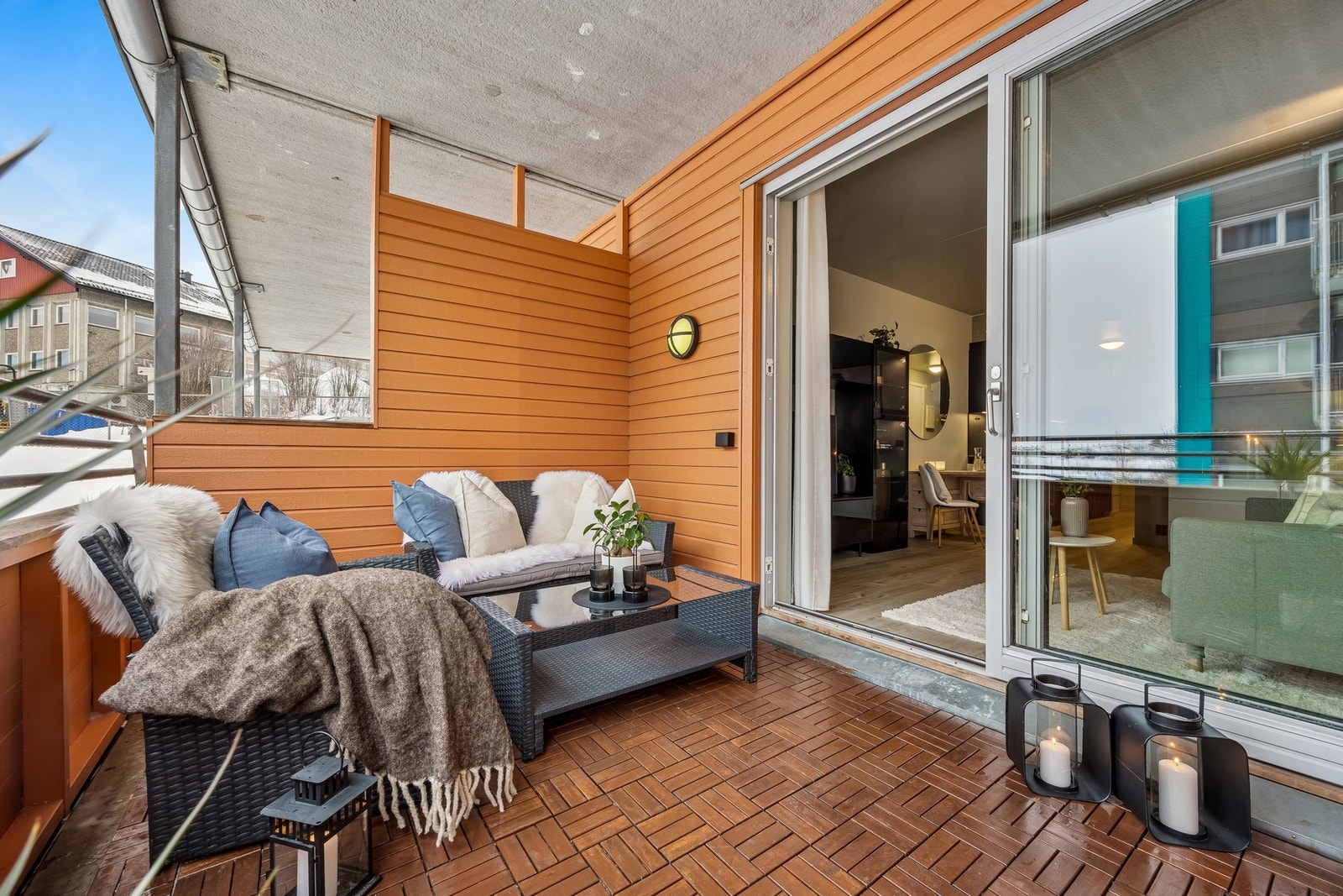 Balkongen måler 9 kvm, og du har du utsikt mot velstelt og fint nabolag i rolige omgivelser. Galleribilde