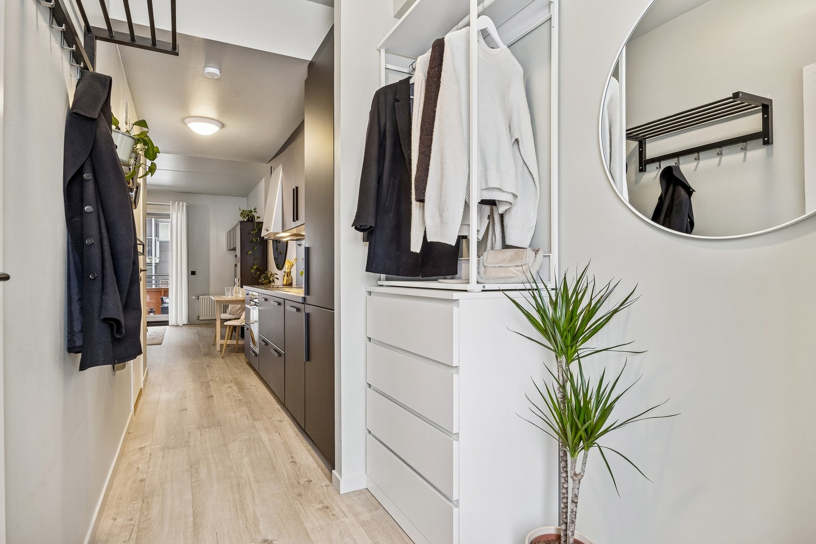 Lys og fin entré med god plass til oppbevaring og møblement. Galleribilde