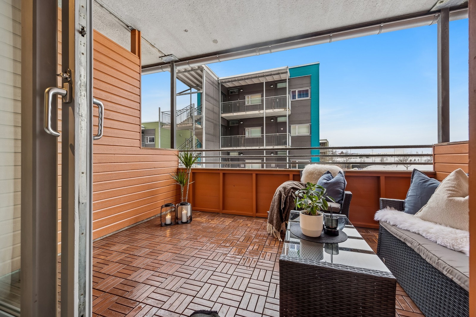 Det er fri oppstilling på borettslagets parkeringsplasser. Det er mulighet for å leie fast p-plass med elbillader. Galleribilde