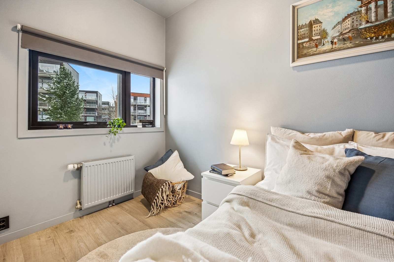 Leiligheten varmes opp med fjernvarme, og har balansert ventilasjon. Galleribilde