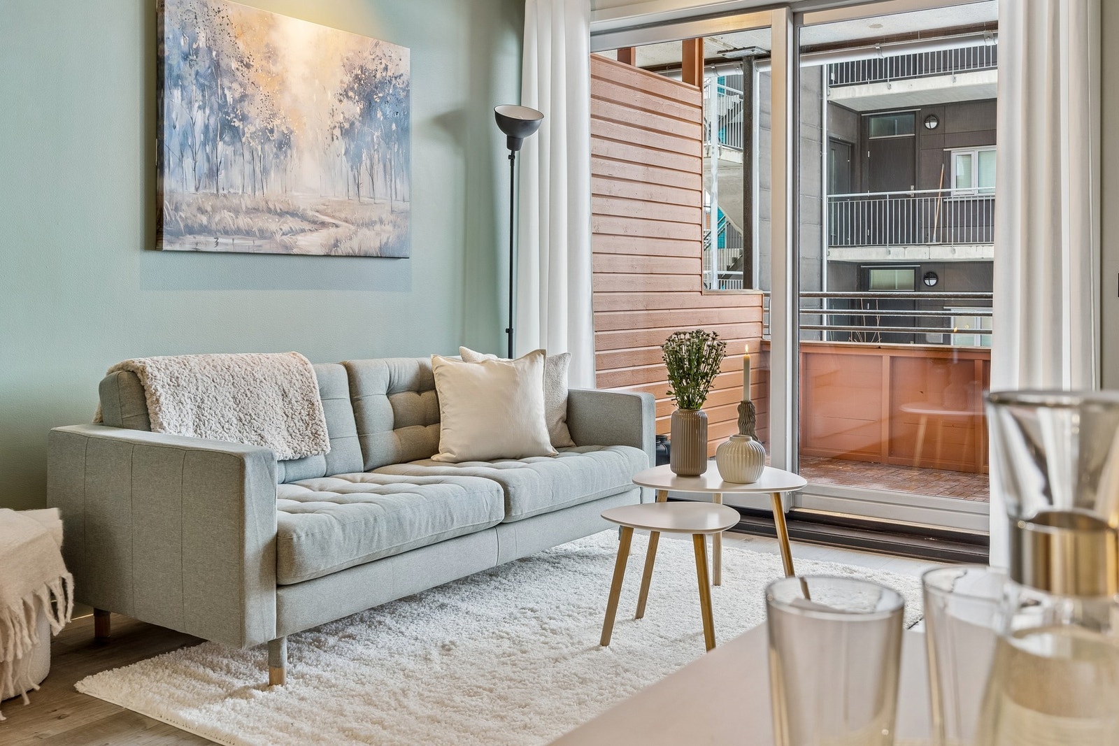 Det er god plass til sofa med tilhørende møblement. Galleribilde