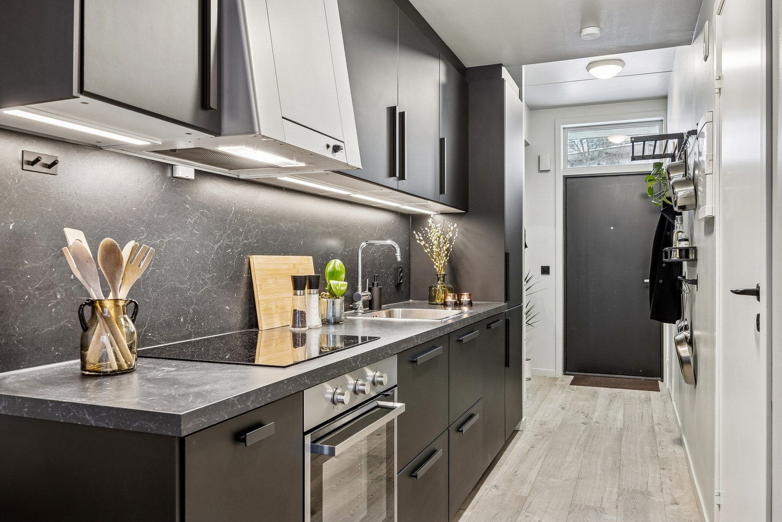 Kjøkkenet er tidsriktig, og har alt man trenger av hvitevarer integrert. Galleribilde