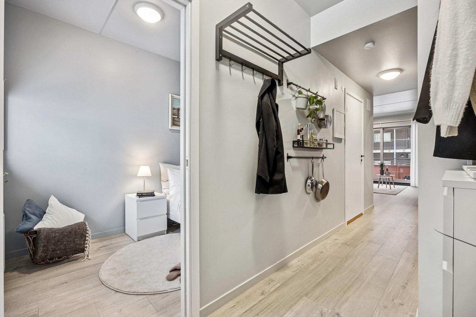 Fra entréen er det adgang til leilighetens soverom. Galleribilde