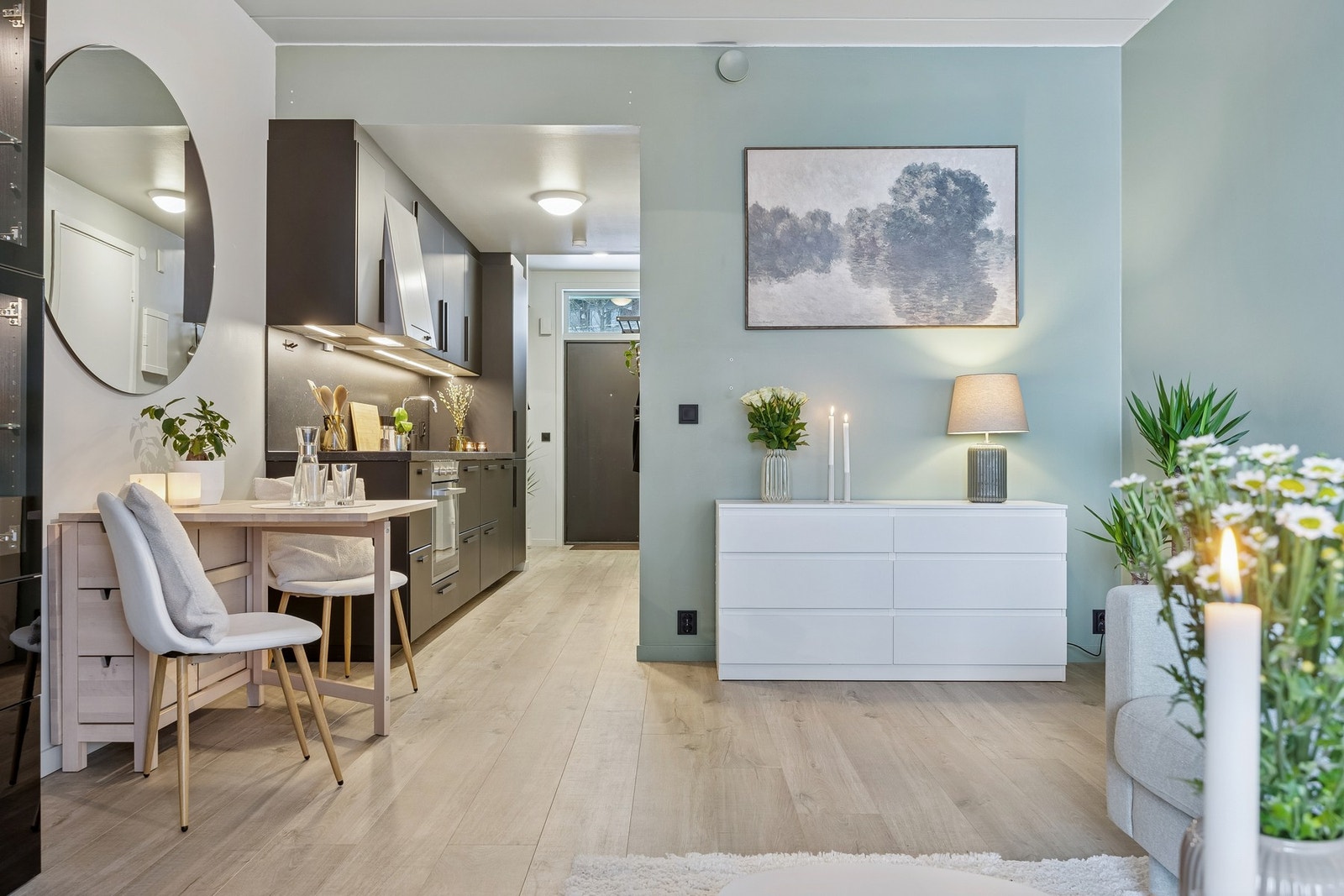 Stuen har en sosial planløsning som skaper naturlig plass til en spisegruppe. Galleribilde