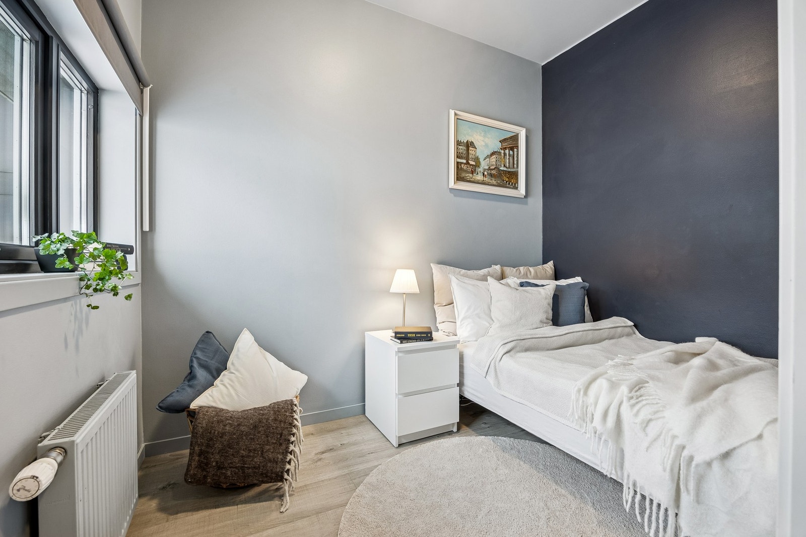 Lyst og fint soverom, kan enkelt møbleres etter ønske og behov. Galleribilde