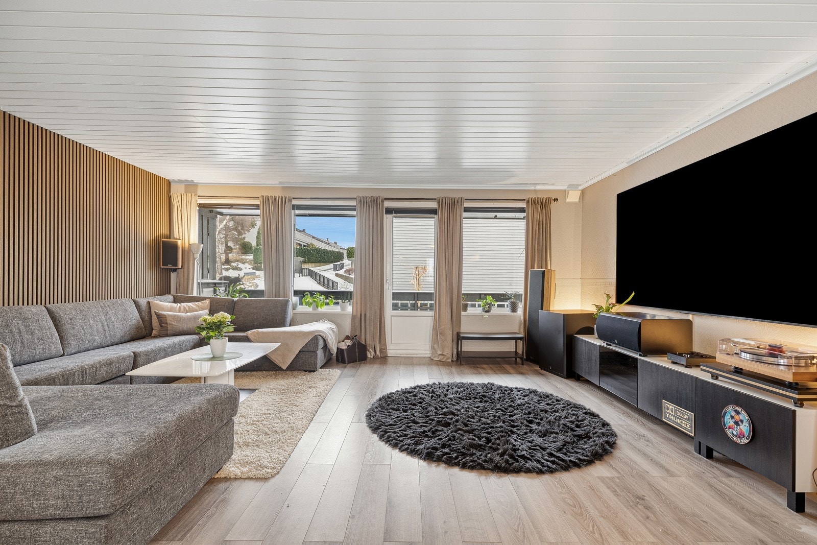 2.etasje består av en lys og luftig stue- og kjøkkenløsning med fine detaljer Galleribilde