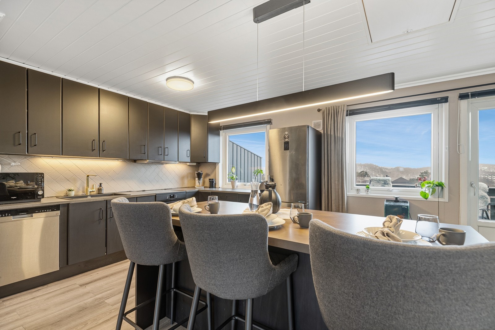 Kjøkkenet er tidløst og har god oppbevaringsplass Galleribilde